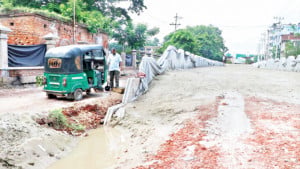 মেয়াদ পেরিয়ে শেষ হয়নি কাজ, খানাখন্দে দুর্ভোগ