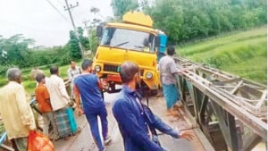 সংস্কারকাজের দুই দিনের মাথায় সেতুতে আটকে গেল ট্রাক