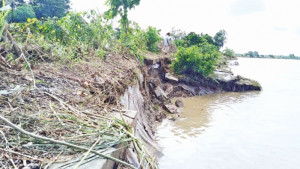আনোয়ারায় ঝুঁকিতে বেড়িবাঁধ ধসে গেছে ব্লক