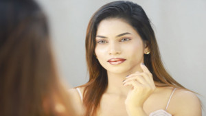 লিপস্টিকে রাঙা ঠোঁট