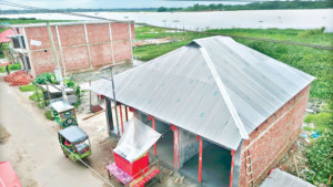 সন্ধ্যা নদীর তীরে একের পর এক পাকা স্থাপনা