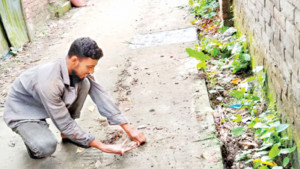 টান দিলেই উঠে যাচ্ছে ঢালাই