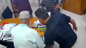 ব্যবসায়ীর অণ্ডকোষ চেপে চেক-স্ট্যাম্পে স্বাক্ষর আদায়