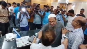 বরিশালে স্বাস্থ্যের পরিচালককে টেনে বের করে কক্ষে তালা