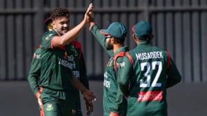 হোয়াইটওয়াশ এড়ানোর ম্যাচে টস জিতে বোলিংয়ে বাংলাদেশ