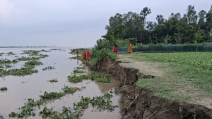 ‘নদী হামার কিচ্ছু থোয় নাই, সইগ শ্যাষ করি দিচে’