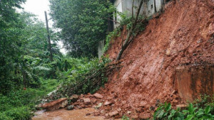 সিলেটে হঠাৎ টিলা ধস, ঝুঁকিপূর্ণ এলাকা ছাড়ার নির্দেশনা