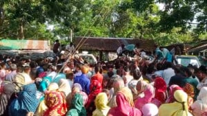মন্ত্রী চলে যাওয়ার পর বিশৃঙ্খলা, হুড়োহুড়ি করে ত্রাণসামগ্রী নিয়ে যাওয়ার অভিযোগ