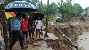 পাহাড়ি ঢল ও টানা বৃষ্টিতে মাধবপুরে ঝুঁকিতে বাড়িঘর
