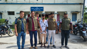 পাবনায় পুলিশের অভিযানে বিদেশি পিস্তলসহ গ্রেপ্তার ১