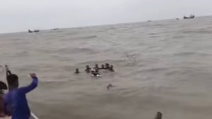 বঙ্গোপসাগরে দুই ট্রলারডুবিতে নিখোঁজ ২, উদ্ধার ১৬ জেলে