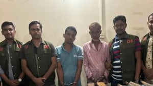 চট্টগ্রামে ডিবির অভিযানে আগ্নেয়াস্ত্র উদ্ধার, আটক ২