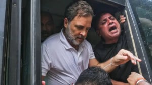 আটকের তিন ঘণ্টা পর রাহুল-প্রিয়াঙ্কাকে ছাড়ল পুলিশ