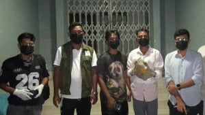 উদ্ধার হওয়া লজ্জাবতী বানর বনে অবমুক্ত