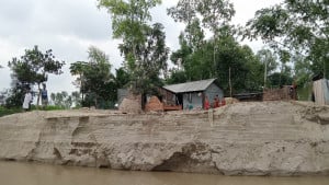 ভাঙন আতঙ্কে নির্ঘুম রাত কাটছে নদীপারের মানুষের