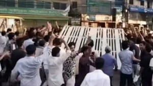 চট্টগ্রামে শিক্ষা বোর্ডের গেইট খুলে নিলেন শিক্ষার্থীরা