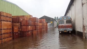 টানা বৃষ্টিতে বেনাপোল বন্দরের শেডে পানি, ক্ষতির মুখে কোটি টাকার আমদানি পণ্য