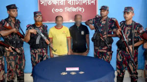 পন্যবাহী ট্রাকে মিলল ডায়মন্ডের নাকফুল, আটক ২ ভারতীয় নাগরিক