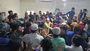 এমপির ইমামতি নিয়ে মসজিদে বিএনপি-জামায়াত কর্মীদের হাতাহাতি