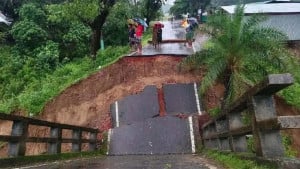 সেতু ভেঙে পড়ায় রাঙামাটি-বান্দরবান সড়ক যোগাযোগ বন্ধ