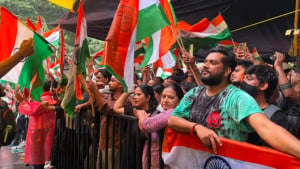 শিক্ষামন্ত্রীর পদত্যাগ দাবিতে ভারতের পার্লামেন্ট অভিমুখে ‘ককরোচ জনতা পার্টি’র মিছিল