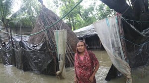 দুর্ভোগে পানিবন্দি মানুষ