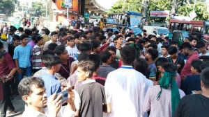 শিক্ষামন্ত্রীর পদত্যাগের দাবিতে চট্টগ্রামে ফের বিক্ষোভে শিক্ষার্থীরা 