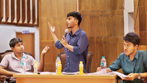 চুয়েটে জমজমাট যুক্তির লড়াই