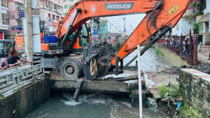 কুমিল্লায় জলাবদ্ধতা নিরসনে ভেঙে ফেলা হলো দুটি কালভার্ট