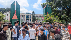 শিক্ষামন্ত্রীর পদত্যাগ দাবিতে কুমিল্লায় এইচএসসি পরীক্ষার্থীদের বিক্ষোভ