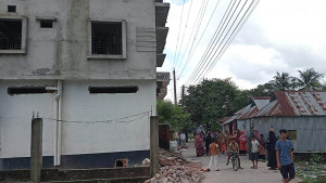 ছাদ থেকে রড নামাতে গিয়ে বিদ্যুৎস্পৃষ্টে দুই শ্রমিকের মৃত্যু