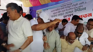 ত্রাণ দিতে গিয়েছিলেন অর্থমন্ত্রী, নেতাকর্মীদের চাপে ভেঙে পড়ল মঞ্চ