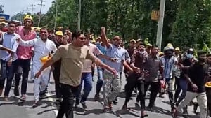 দেশে ফিরেই গাজীপুরে মিছিলের নেতৃত্বে নিষিদ্ধ ছাত্রলীগ নেতা