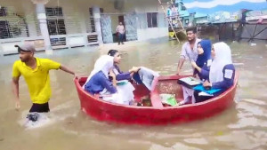 নৌকায় চড়ে কেন্দ্রে এইচএসসি পরীক্ষার্থীরা  