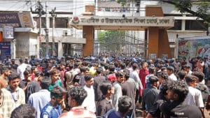 পরীক্ষা শেষে সচিবালয় অভিমুখে ‘লংমার্চ’ শিক্ষার্থীদের