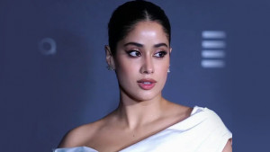 আবেদনমায়ী তারকার খোলস ছেড়ে জাহ্নবীর নতুন যাত্রা