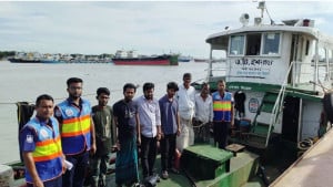 কর্ণফুলী নদীতে সাড়ে ১২ হাজার লিটার চোরাই ডিজেল জব্দ, গ্রেপ্তার ৬