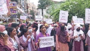 ‘আন্দোলন করে আমার চাকরিটা খাইও না’, শিক্ষার্থীদের অনুরোধ করে বললেন বদলি হওয়া শিক্ষক