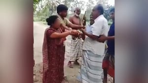 নারীসহ একাধিক ব্যক্তিকে পেটালেন ইউপি চেয়ারম্যান, ভিডিও ভাইরাল
