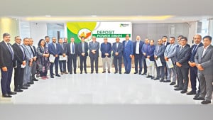ডিপোজিট পাওয়ার ড্রাইভ ক্যাম্পেইনে অবদান রাখা কর্মকর্তাদের সম্মাননা দিল মধুমতি ব্যাংক