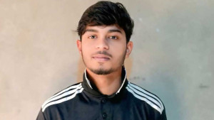 ট্রেনের দরজা থেকে ছিটকে পড়ে যুবকের মৃত্যু 