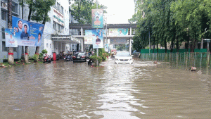 ভারী বৃষ্টিতে তলিয়ে গেছে নগরীর সড়ক ও বসতবাড়ি