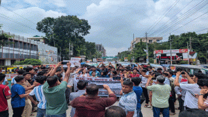 চার দাবিতে ময়মনসিংহে এইচএসসি পরীক্ষার্থীদের সড়ক অবরোধ
