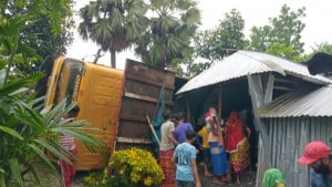 ঘুমের মধ্যেই ঘরের ওপর উল্টে পড়ল পাথরবোঝাই ট্রাক, প্রাণ গেল শিক্ষার্থীর