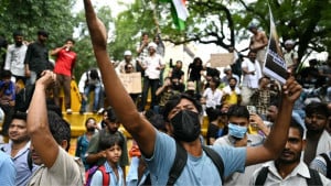 দিল্লিতে রাতে বিক্ষোভকারীদের ওপর ফের লাঠিচার্জ-টিয়ার শেল