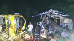 রূপপুর প্রকল্পের রুশ নাগরিকদের বহনকারী বাসের সঙ্গে ট্রাকের সংঘর্ষ, নিহত ১