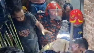 পাহাড়ধসে রান্নাঘরে প্রাণ গেল গৃহবধূর, অল্পের জন্য বাঁচলেন স্বামী