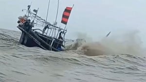 বঙ্গোপসাগরে ৩ ট্রলারডুবির ঘটনায় নিখোঁজ ১৩ জেলে