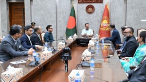 পোশাক শিল্পের বিকাশে প্রতিবন্ধকতা দ্রুত দূর করার নির্দেশনা প্রধানমন্ত্রীর