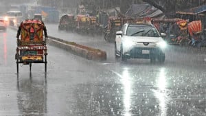 রাজধানীতে বৃষ্টি কমতে পারে আজ, বাড়তে পারে উত্তরাঞ্চলে